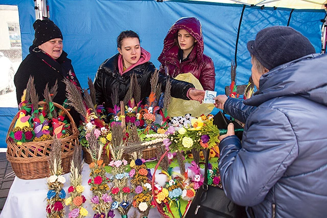 Pani Wiesława Sikora z córkami oferowały własnoręcznie wykonane palmy.