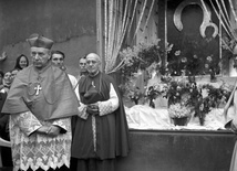 Kard. Stefan Wyszyński przy ołtarzu z kopią cudownego obrazu Matki Bożej Częstochowskiej nawiedzającej w 1957 roku parafię św. Wawrzyńca.
