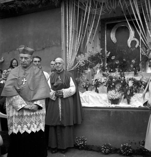 Kard. Stefan Wyszyński przy ołtarzu z kopią cudownego obrazu Matki Bożej Częstochowskiej nawiedzającej w 1957 roku parafię św. Wawrzyńca.