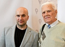 Reżyser Bartłomiej Grzegorczyk (z lewej) i Mieczysław Malinowski, bratanek i chrześniak dowodzącego oddziałem.