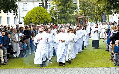 Posługa przy ołtarzu to także miejsce dla dorosłych. Na zdjęciu: pielgrzymka członków Ruchu Światło–Życie do Rokitna. 