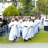 Posługa przy ołtarzu to także miejsce dla dorosłych. Na zdjęciu: pielgrzymka członków Ruchu Światło–Życie do Rokitna. 