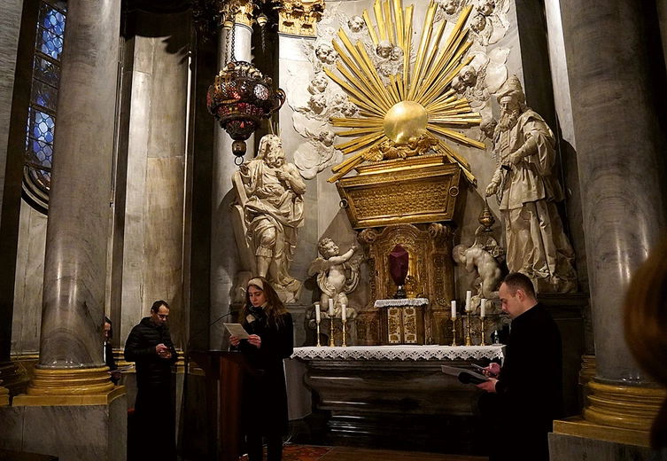 Arka Przymierza w kaplicy Bożego Ciała kieruje myśl ku świątyni jerozolimskiej.