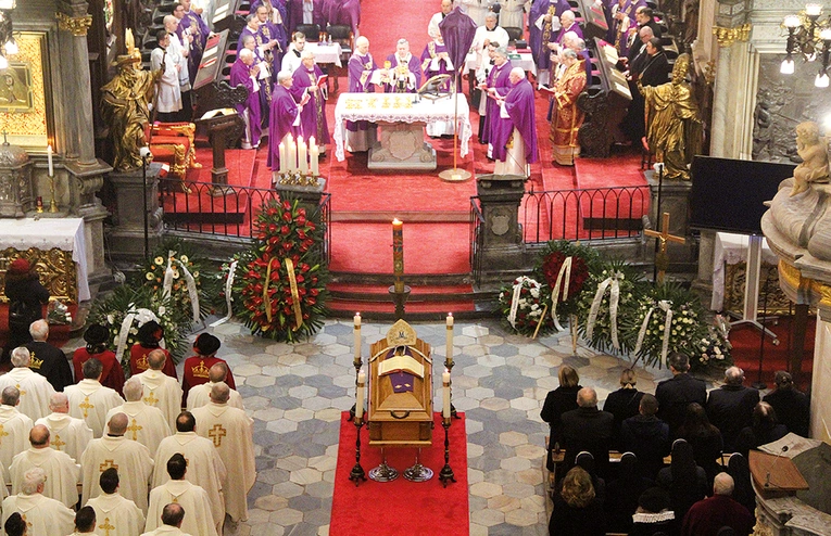 W pogrzebie uczestniczyli biskupi, księża i wierni z różnych części Polski.