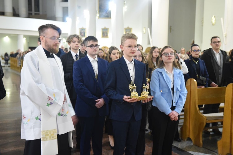 Procesja z darami w kościele pw. bł. Karoliny w Tarnowie.