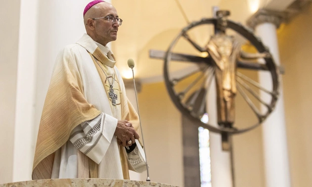 Abp Galbas po śmierci mężczyzny w mieszkaniu księdza w Sosnowcu: ufam, że zostaną wyjaśnione wszystkie okoliczności tego wydarzenia