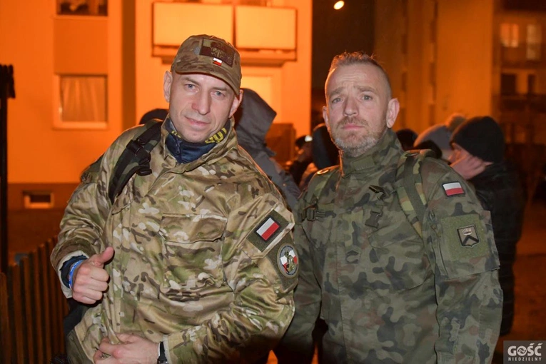 Nocna wędrówka z krzyżem