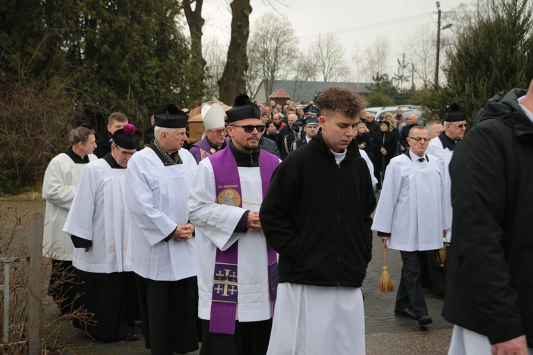 Pałuki. Pogrzeb ks. kan. Józefa Pokorskiego (1942-2024)