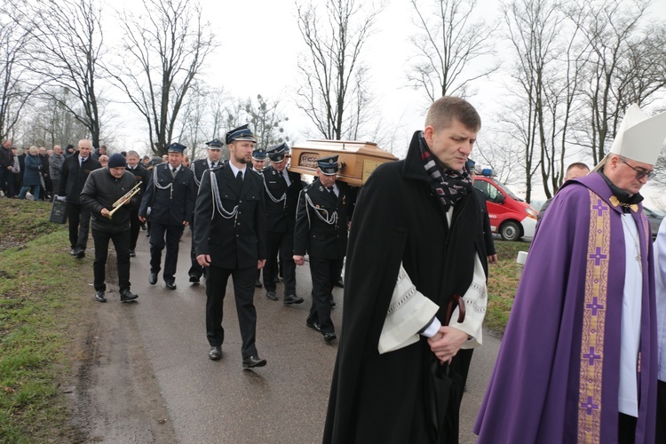 Pałuki. Pogrzeb ks. kan. Józefa Pokorskiego (1942-2024)