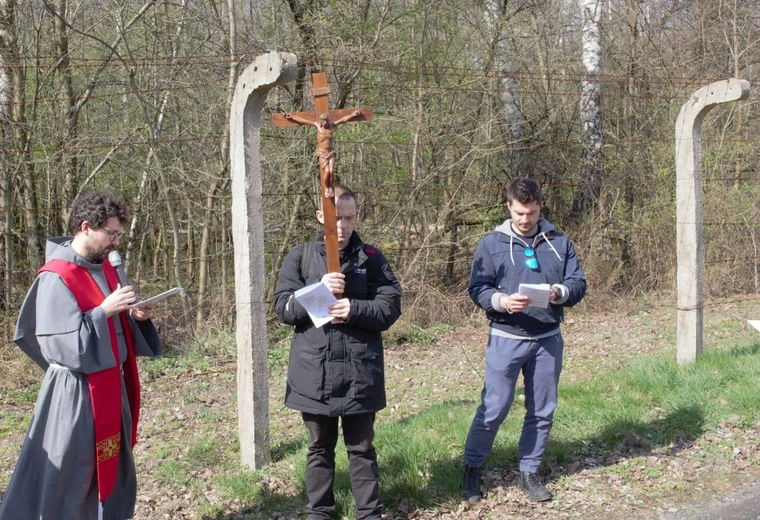 Międzynarodowa Droga Krzyżowa w byłym obozie jenieckim