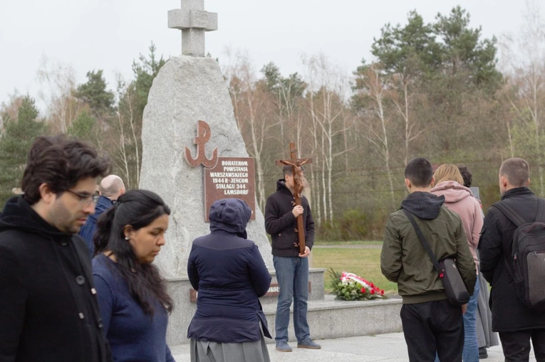 Międzynarodowa Droga Krzyżowa w byłym obozie jenieckim