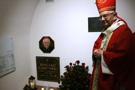 Abp Stanisław Budzik poświęcił tablicę nagrobną bpa Ryszarda Karpińskiego.