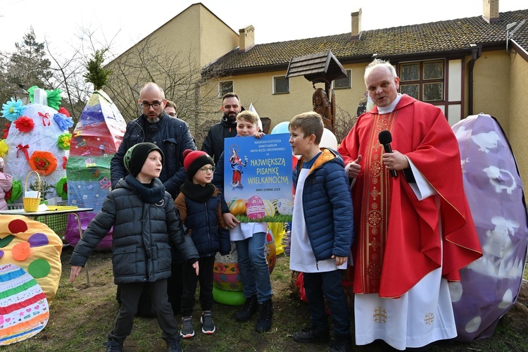 Wielkanocne pisanki w sanktuarium w Matemblewie