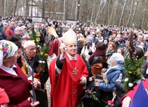 Bp Marek Solarczyk poświęcił wielkanocne palmy.