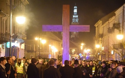 W trakcie nabożeństwa niesiono krzyż, który jest wierną kopią symbolu Światowych Dni Młodzieży.