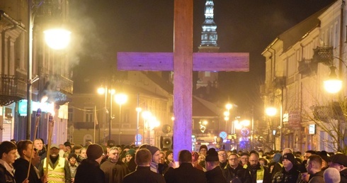 W trakcie nabożeństwa niesiono krzyż, który jest wierną kopią symbolu Światowych Dni Młodzieży.