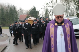 Uroczystościom pogrzebowym przewodniczył biskup Szymon Stułkowski.