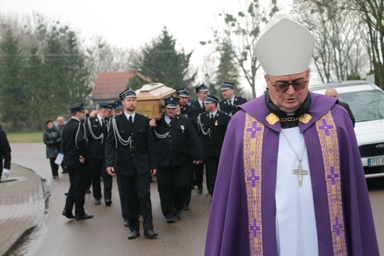 Uroczystościom pogrzebowym przewodniczył biskup Szymon Stułkowski.