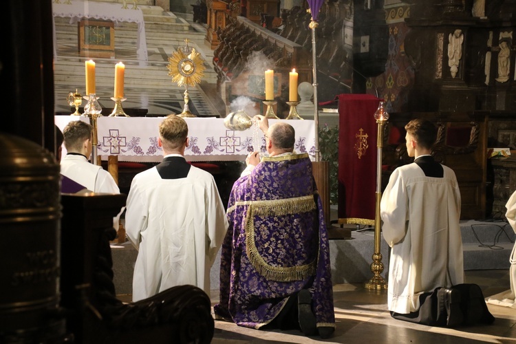 - Chcemy usłyszeć głos św. Pawła: "W imię Chrystusa prosimy: pojednajcie się z Bogiem" (2 Kor 5, 17-21). I chcemy stanąć przed Jezusem, jak ten grzesznik z Ewangelii, bijąc się w pierś: "Panie, nie jestem godzien stanąć przed Tobą" - mówił ks. biskup.