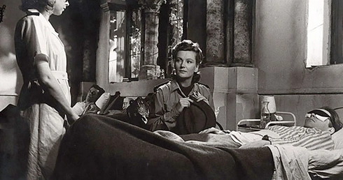 Od lewej: Jadwiga Andrzejewska jako pielęgniarka Jadwiga, Renata Bogdańska w roli Ireny, narzeczonej Adama (Albin Ossowski).