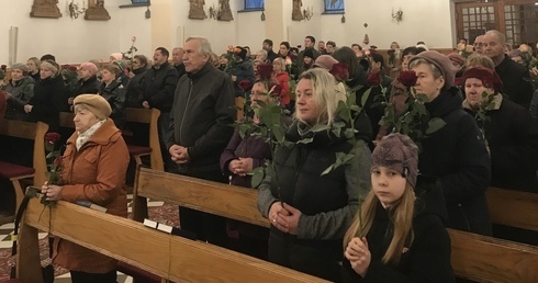 Na zakończenie poświęcone zostały róże, szczególny symbol towarzyszący św. Ricie oraz osobom, które jej orędownictwa przyzywają.