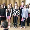 Nagrodzeni i wyróżnieni uczniowie w auli I LO w Żywcu.
