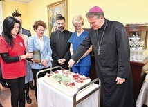 Urodzinowy tort dzielił bp Piotr Przyborek.