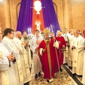 Gość w przeddzień inauguracji Kongresu Eucharystycznego spotkał się ze środowiskami nowej ewangelizacji.