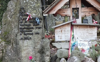Zachęcamy, by odwiedzić grób dzielnej góralki. Obok (po prawej) spoczywa jej brat Staszek wraz z żoną Ireną. Oni również byli torturowani przez okupantów.