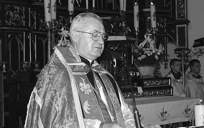 Duchowny przeżył 82 lata, w tym w kapłaństwie – 58 lat.
