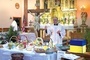 W Wielką Sobotę kapłan święci przyniesione do świątyni pokarmy. 