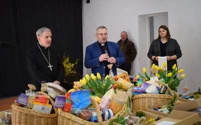 Dary poświęcił bp Krzysztof Nitkiewicz.