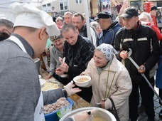 Na opolan czekało 2 tys. porcji żuru