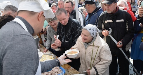 Na opolan czekało 2 tys. porcji żuru