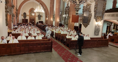 Msza krzyżma w legnickiej katedrze