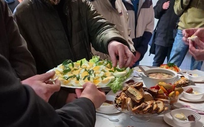 Caritas i wolontariusze przygotowali pomoc świąteczną.