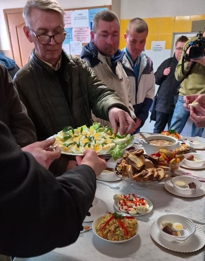 Caritas i wolontariusze przygotowali pomoc świąteczną.