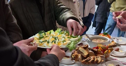 Caritas i wolontariusze przygotowali pomoc świąteczną.