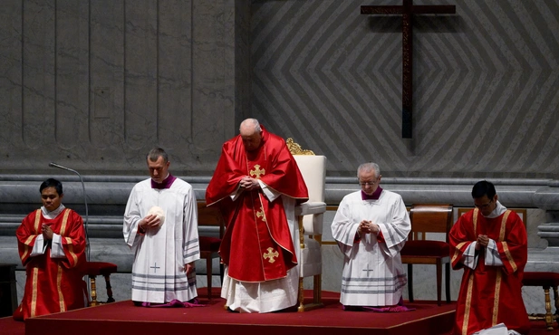 Papieska Liturgia Męki Pańskiej: krzyż Jezusa ukazuje prawdziwe oblicze Boga