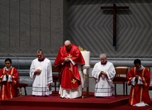 Papieska Liturgia Męki Pańskiej: krzyż Jezusa ukazuje prawdziwe oblicze Boga