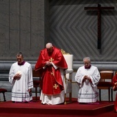 Papieska Liturgia Męki Pańskiej: krzyż Jezusa ukazuje prawdziwe oblicze Boga