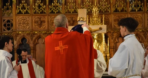 Liturgia Męki Pańskiej w radomskiej katedrze.