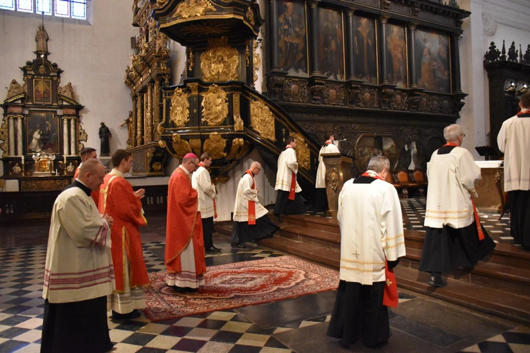 Liturgia Męki Pańskiej w archikatedrze oliwskiej 2024
