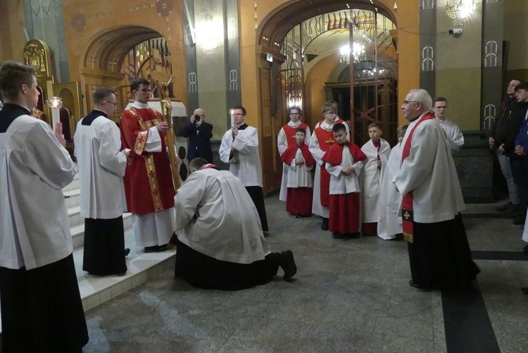 Wielk Piątek - liturgia Męki Pańskiej w katedrze św. Mikołaja w Bielsku-Białej - 2024