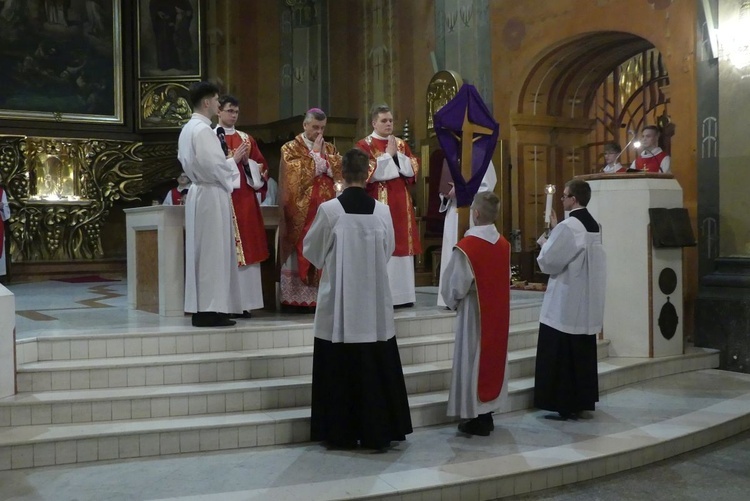 Wielk Piątek - liturgia Męki Pańskiej w katedrze św. Mikołaja w Bielsku-Białej - 2024