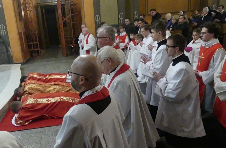 Wielk Piątek - liturgia Męki Pańskiej w katedrze św. Mikołaja w Bielsku-Białej - 2024