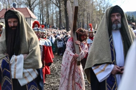 Kalwaria Zebrzydowska: Ponad 85 tys. pątników na wielkopiątkowym Misterium Męki Pańskiej