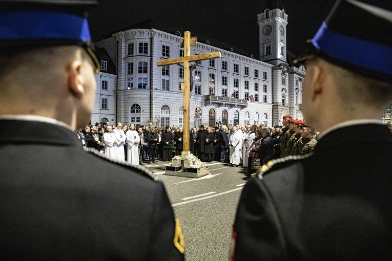 160-kilogramowy krzyż