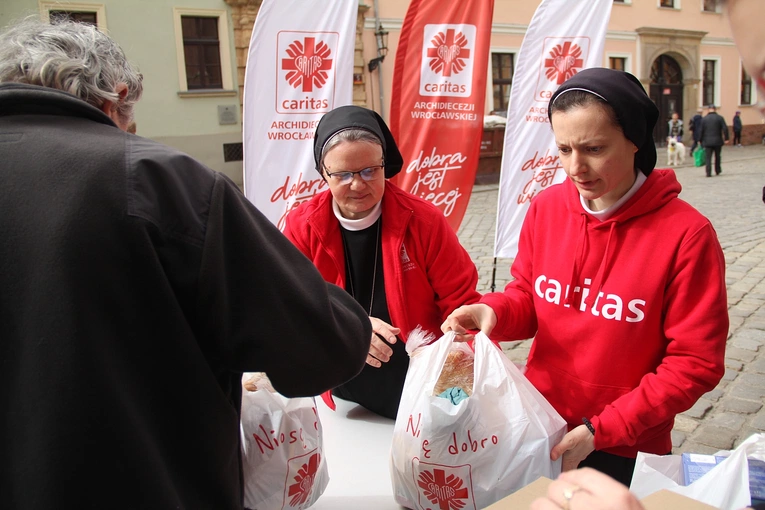 Paczki dla ubogich i potrzebujących od Caritas na Wielkanoc