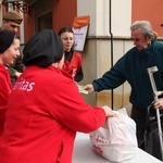 Paczki dla ubogich i potrzebujących od Caritas na Wielkanoc